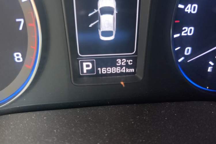 Used Hyundai Mistra 2014 1.8L Automatic Smart GLS Odometer Close Up