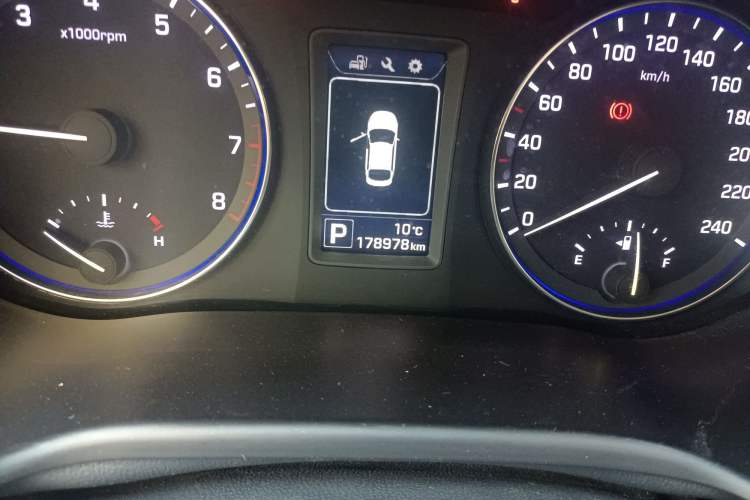 Used Hyundai Mistra 2014 1.8L Automatic Smart GLS Odometer Close Up