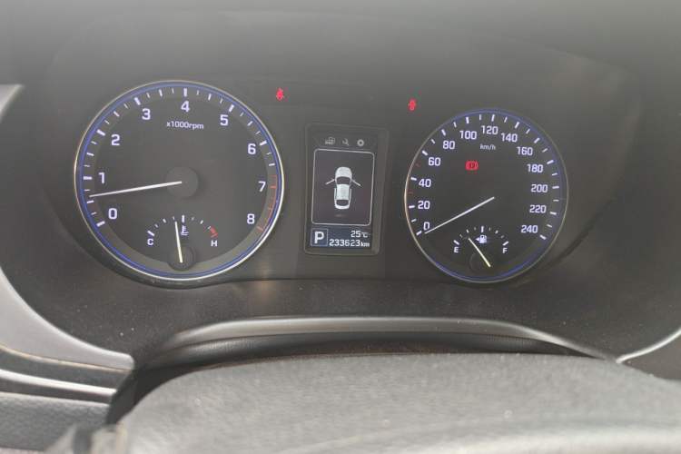 Used Hyundai Mistra 2014 1.8L Automatic Smart GLS Odometer Close Up