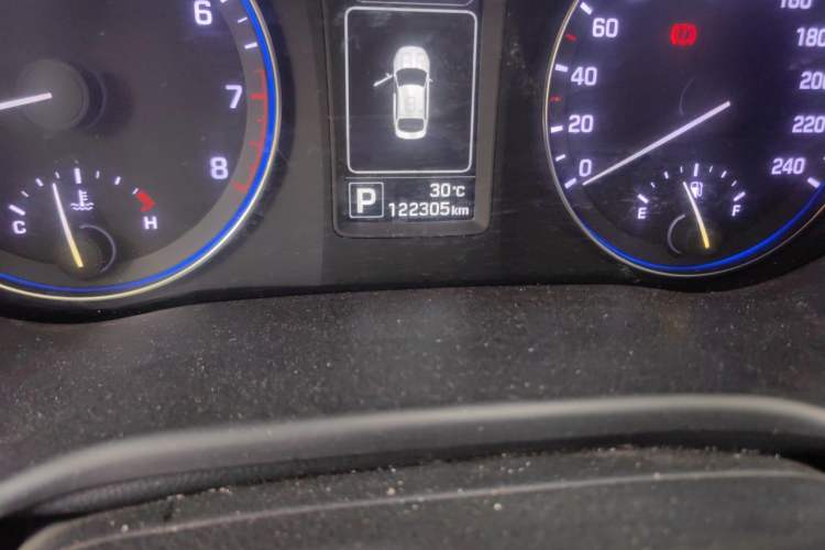 Used Hyundai Mistra 2014 1.8L Automatic Smart GLS Odometer Close Up