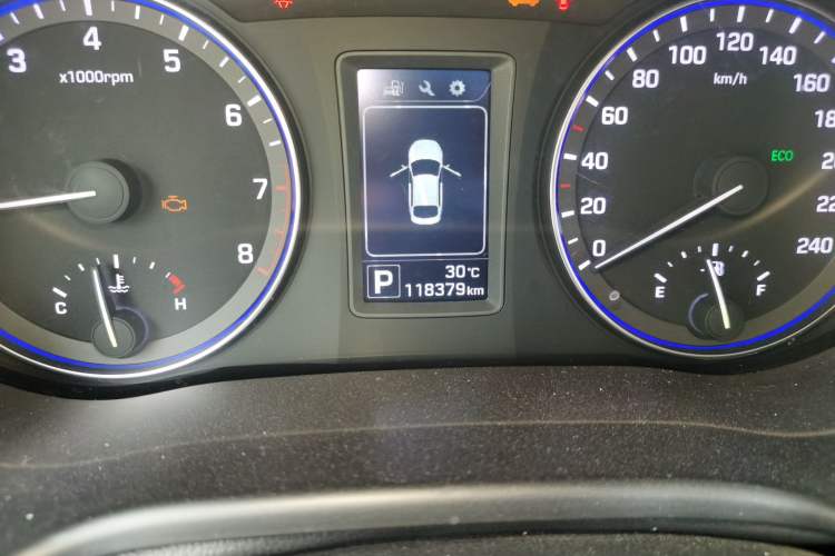 Used Hyundai Mistra 2014 1.8L Automatic Smart GLS Odometer Close Up