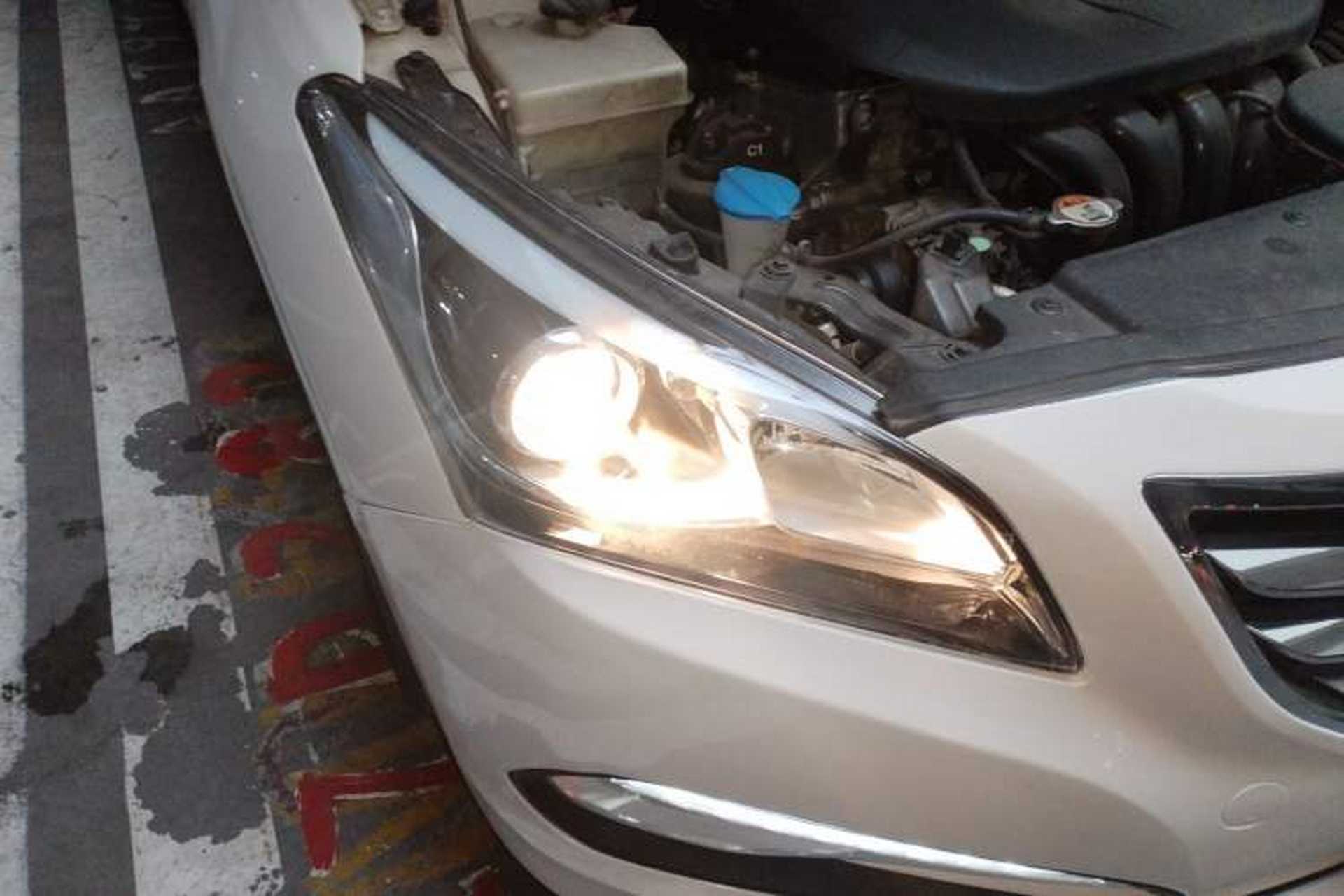Used Hyundai Mistra 2014 1.8L Automatic Deluxe DLX Model Right Front Headlight