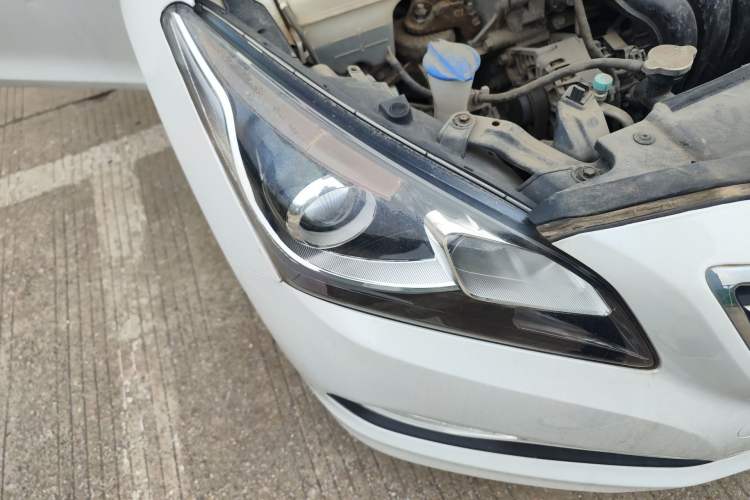 Used Hyundai Mistra 2014 1.8L Automatic Deluxe DLX Model Right Front Headlight