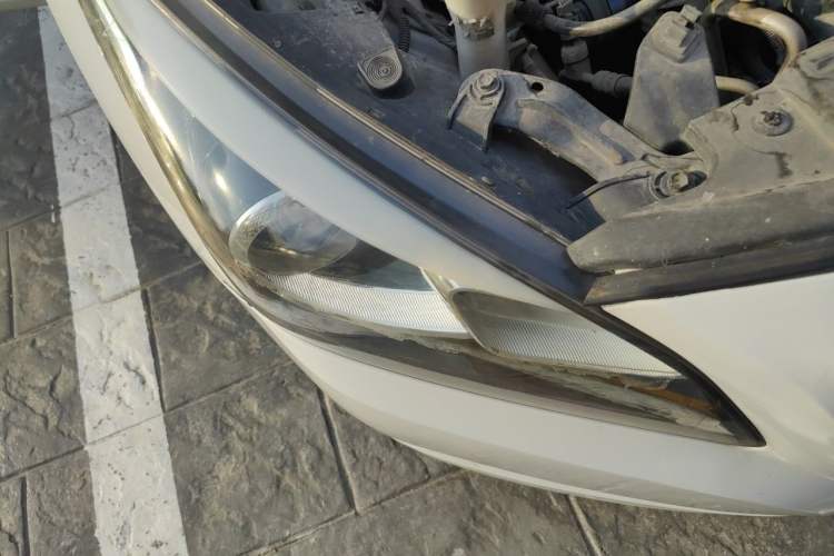 Used Hyundai Mistra 2014 1.8L Automatic Deluxe DLX Model Right Front Headlight
