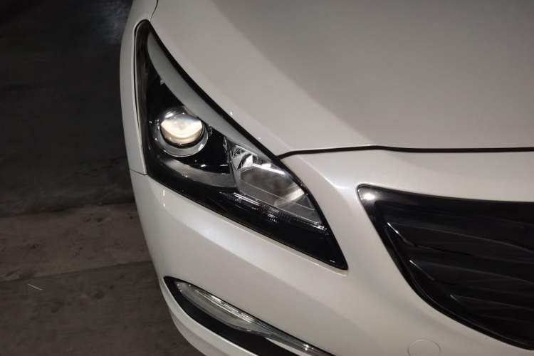 Used Hyundai Mistra 2014 1.8L Automatic Deluxe DLX Model Right Front Headlight
