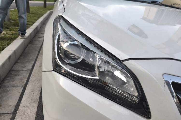 Used Hyundai Mistra 2014 1.8L Automatic Deluxe DLX Model Right Front Headlight