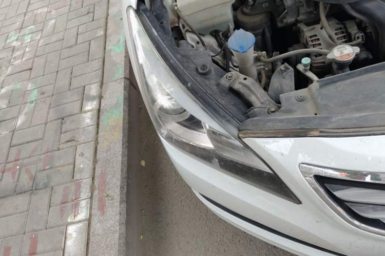 Used Hyundai Mistra 2014 1.8L Automatic Deluxe DLX Model Right Front Headlight