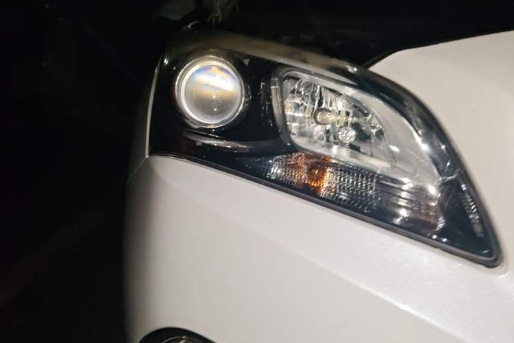 Used Hyundai Mistra 2014 1.8L Automatic Deluxe DLX Model Right Front Headlight