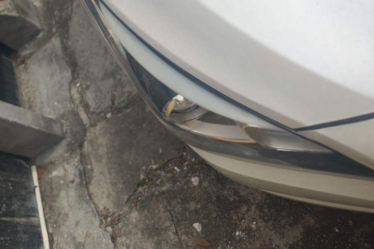 Used Hyundai Mistra 2014 1.8L Automatic Deluxe DLX Model Right Front Headlight