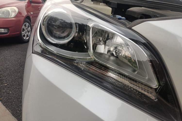 Used Hyundai Mistra 2014 1.8L Automatic Deluxe DLX Model Right Front Headlight