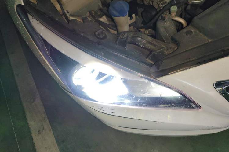 Used Hyundai Mistra 2014 1.8L Automatic Smart GLS Right Front Headlight