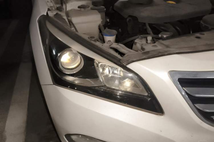 Used Hyundai Mistra 2014 1.8L Automatic Smart GLS Right Front Headlight