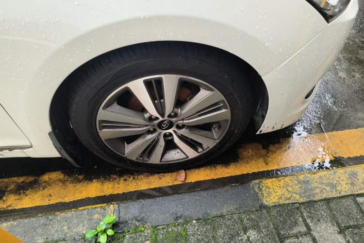 Used Hyundai Mistra 2014 1.8L Automatic Deluxe DLX Model Right Front Wheel Hub
