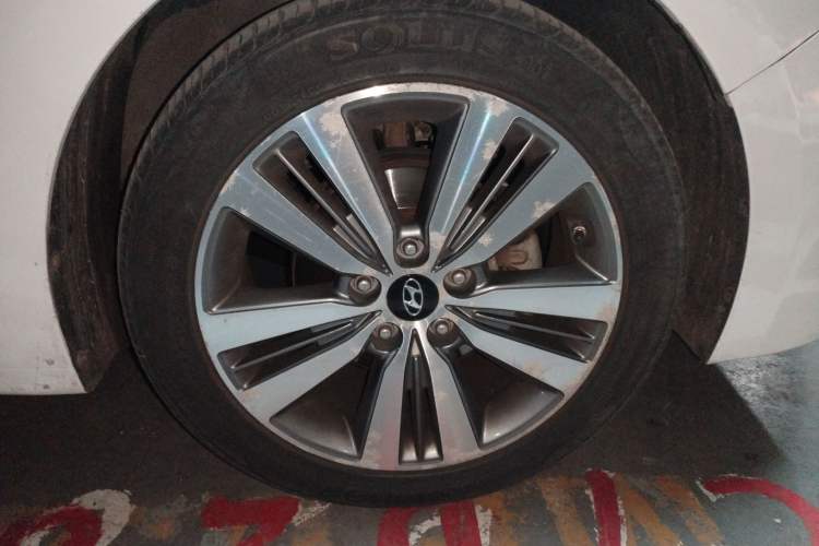 Used Hyundai Mistra 2014 1.8L Automatic Deluxe DLX Model Right Front Wheel Hub