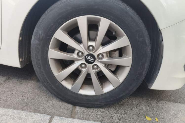 Used Hyundai Mistra 2014 1.8L Automatic Smart GLS Right Front Wheel Hub