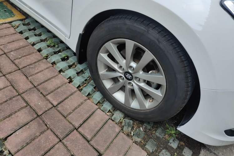 Used Hyundai Mistra 2014 1.8L Automatic Smart GLS Right Front Wheel Hub