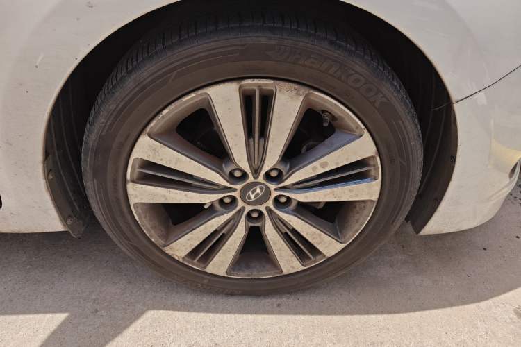 Used Hyundai Mistra 2014 1.8L Automatic Deluxe DLX Model Right Front Wheel Hub