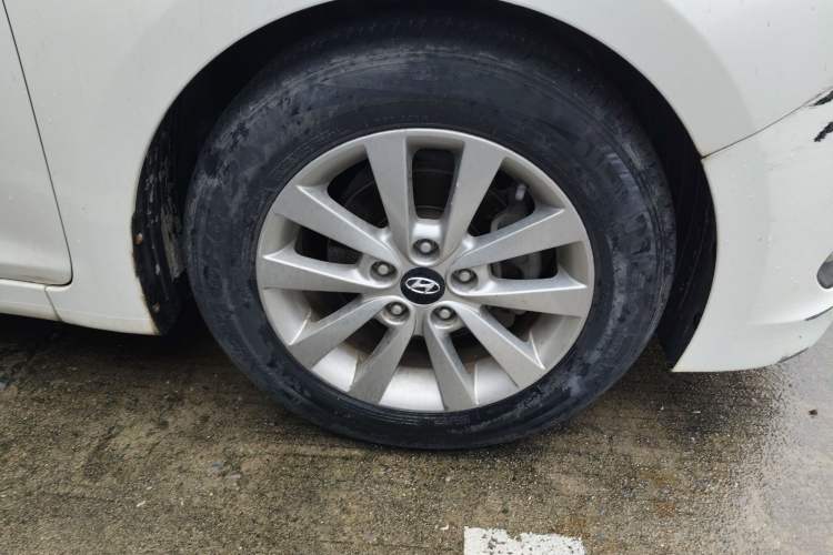 Used Hyundai Mistra 2014 1.8L Automatic Smart GLS Right Front Wheel Hub