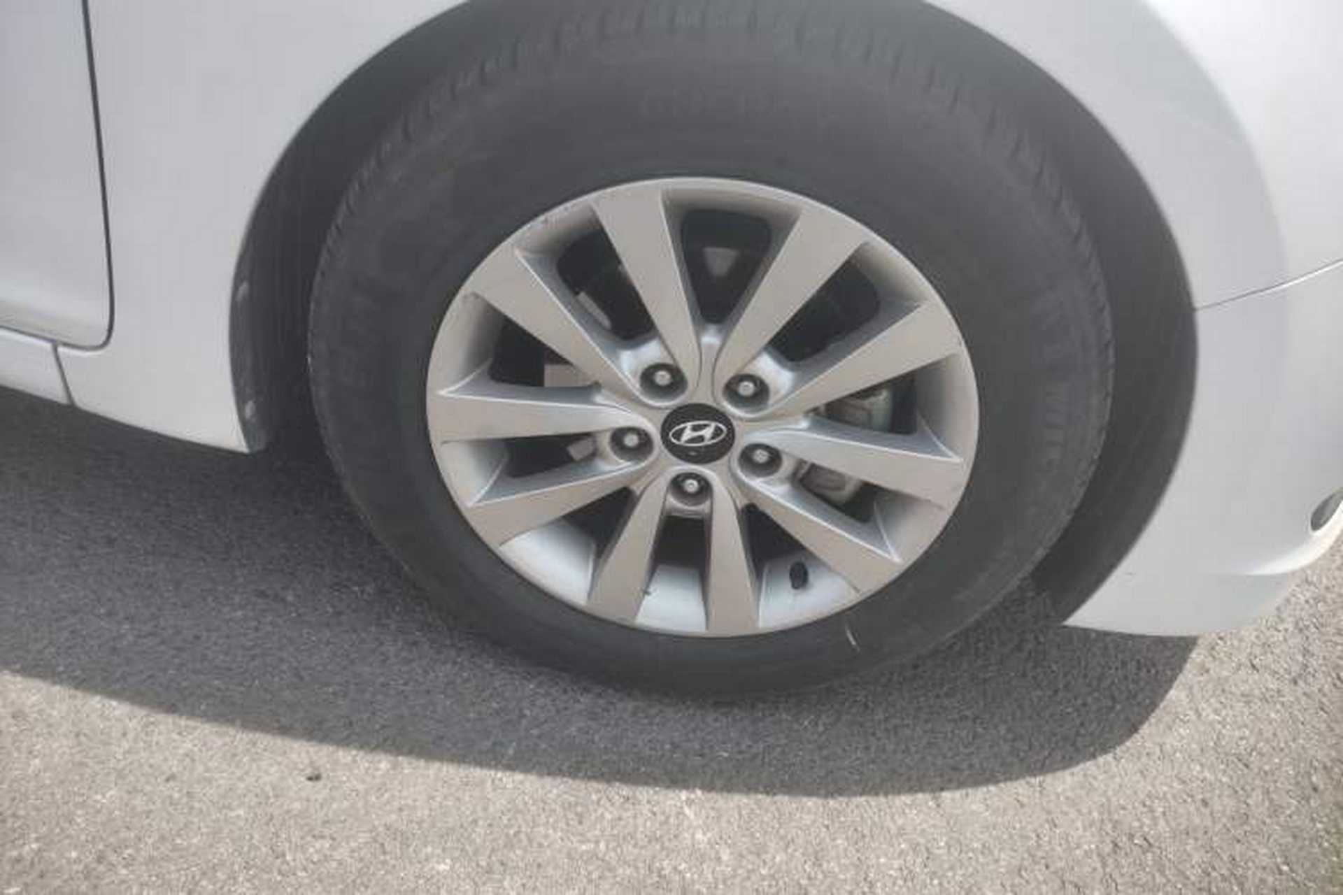 Used Hyundai Mistra 2014 1.8L Automatic Smart GLS Right Front Wheel Hub