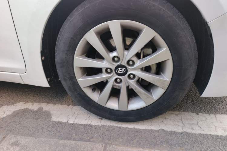 Used Hyundai Mistra 2014 1.8L Automatic Smart GLS Right Front Wheel Hub
