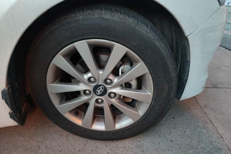 Used Hyundai Mistra 2014 1.8L Automatic Smart GLS Right Front Wheel Hub
