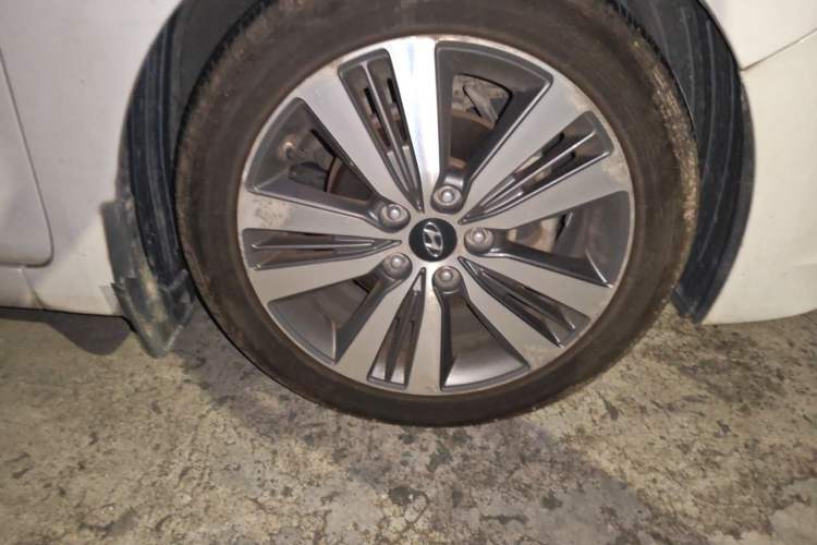 Used Hyundai Mistra 2014 1.8L Automatic Deluxe DLX Model Right Front Wheel Hub