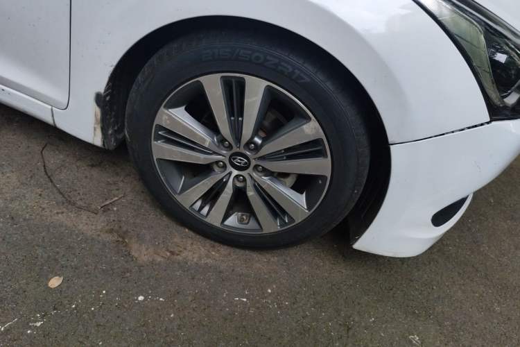 Used Hyundai Mistra 2014 1.8L Automatic Deluxe DLX Model Right Front Wheel Hub
