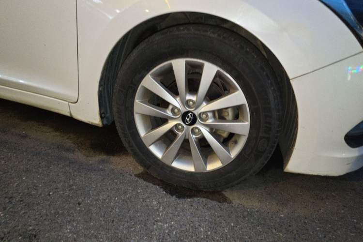 Used Hyundai Mistra 2014 1.8L Automatic Smart GLS Right Front Wheel Hub