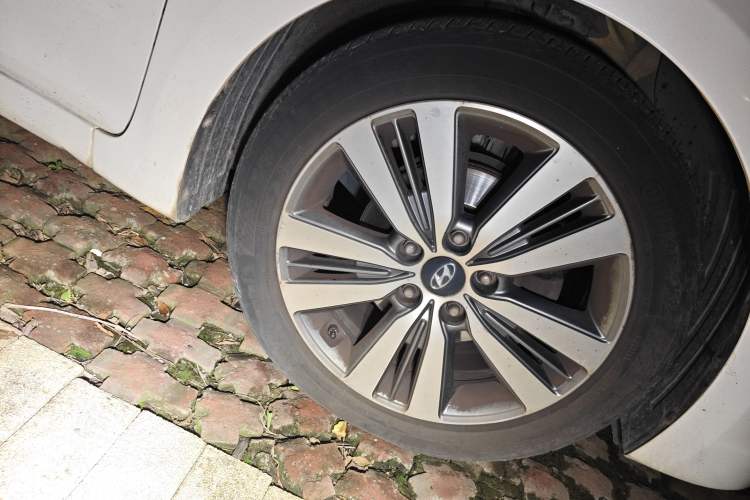 Used Hyundai Mistra 2014 1.8L Automatic Deluxe DLX Model Right Front Wheel Hub