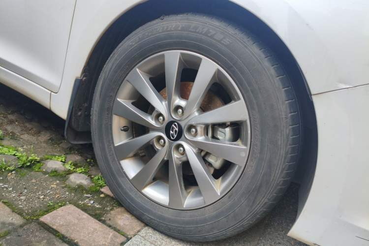 Used Hyundai Mistra 2014 1.8L Automatic Smart GLS Right Front Wheel Hub