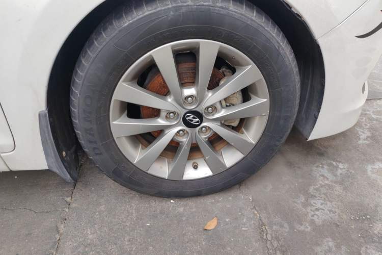 Used Hyundai Mistra 2014 1.8L Automatic Smart GLS Right Front Wheel Hub