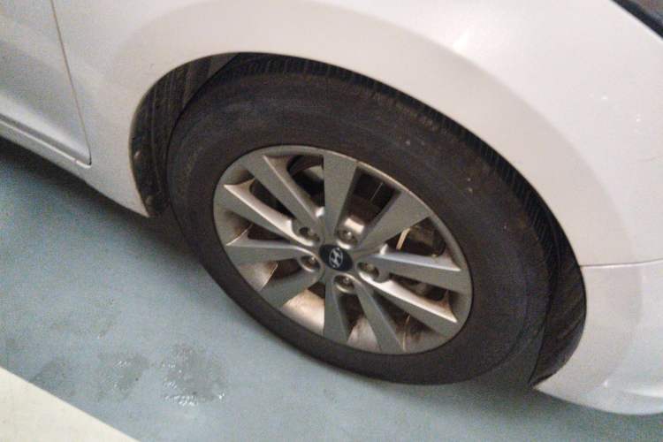 Used Hyundai Mistra 2014 1.8L Automatic Smart GLS Right Front Wheel Hub