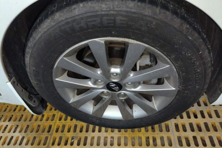 Used Hyundai Mistra 2014 1.8L Automatic Smart GLS Right Front Wheel Hub