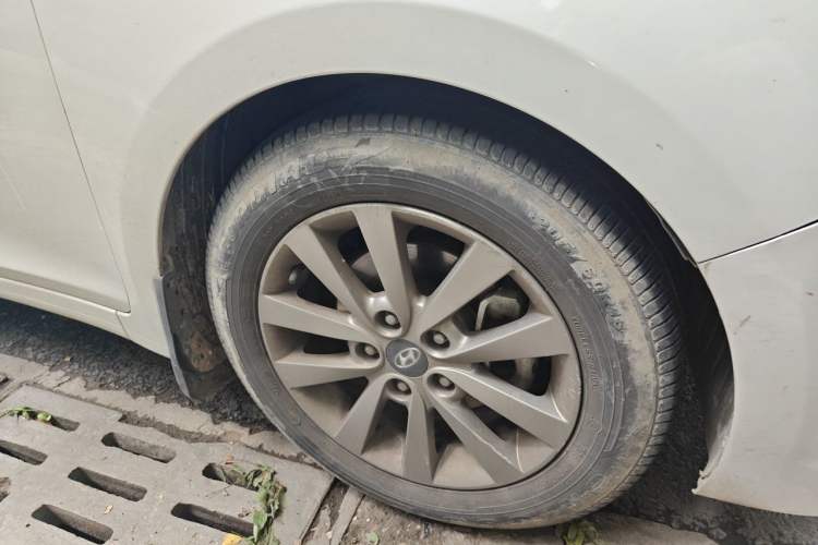 Used Hyundai Mistra 2014 1.8L Automatic Smart GLS Right Front Wheel Hub