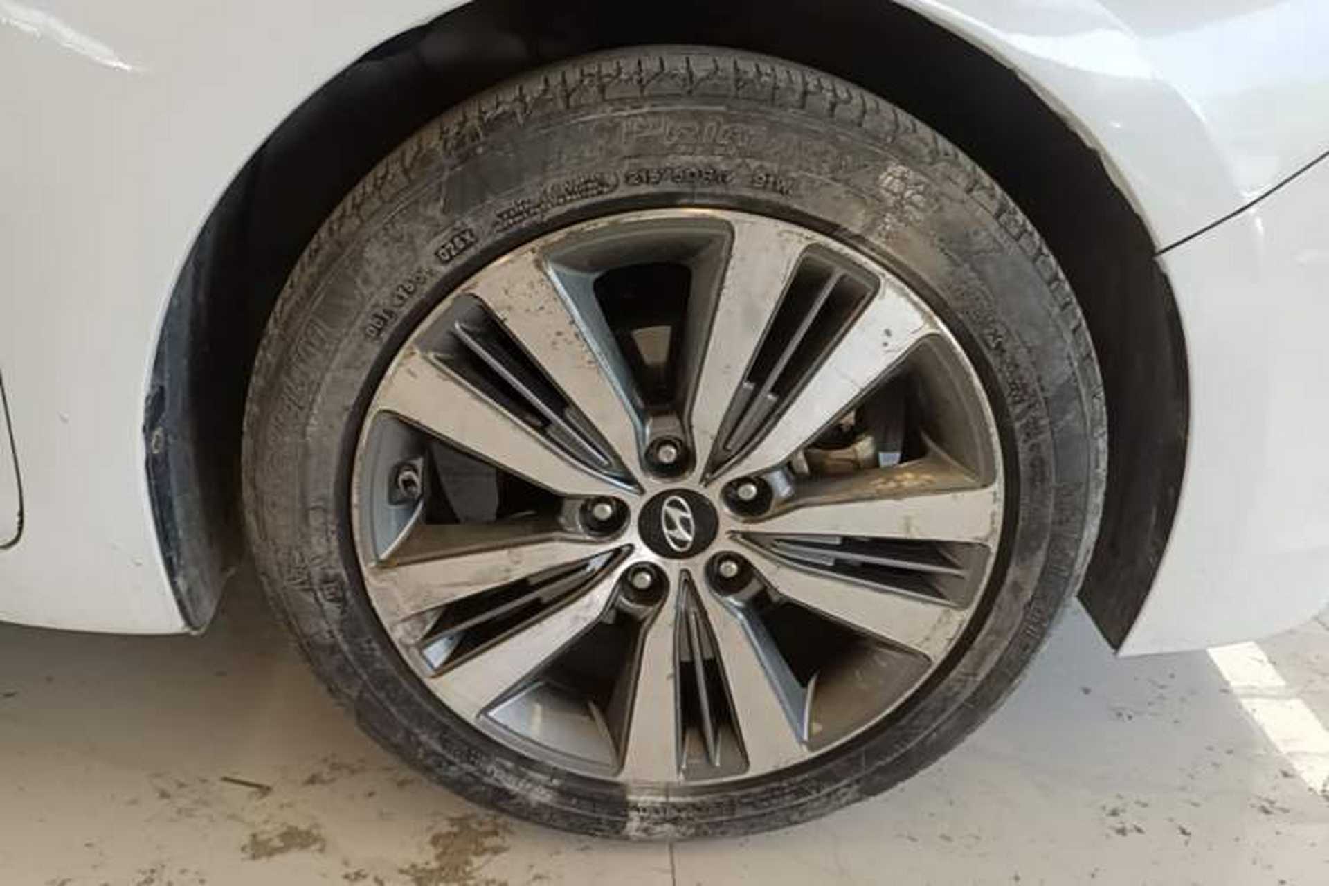 Used Hyundai Mistra 2014 1.8L Automatic Deluxe DLX Model Right Front Wheel Hub