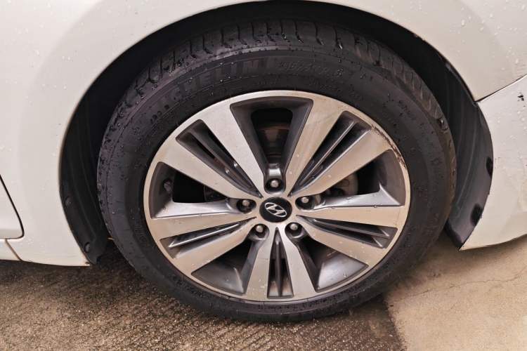 Used Hyundai Mistra 2014 1.8L Automatic Deluxe DLX Model Right Front Wheel Hub
