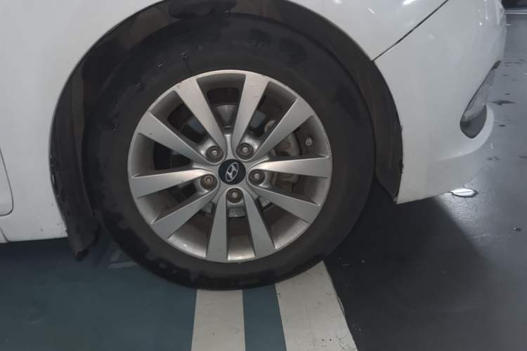 Used Hyundai Mistra 2014 1.8L Automatic Smart GLS Right Front Wheel Hub