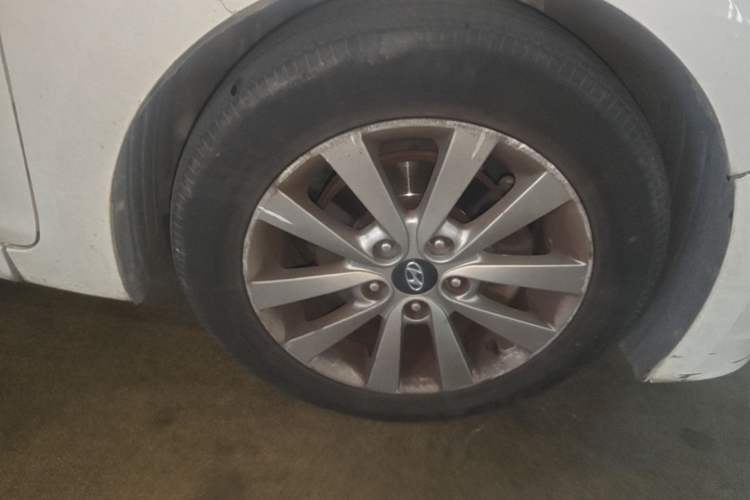Used Hyundai Mistra 2014 1.8L Automatic Smart GLS Right Front Wheel Hub