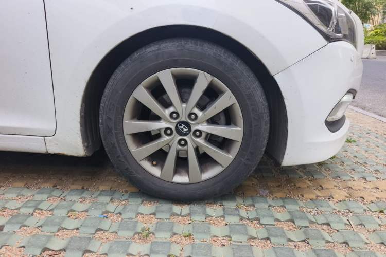 Used Hyundai Mistra 2014 1.8L Automatic Smart GLS Right Front Wheel Hub