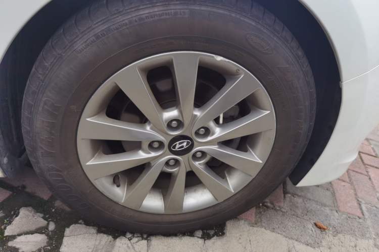Used Hyundai Mistra 2014 1.8L Automatic Smart GLS Right Front Wheel Hub