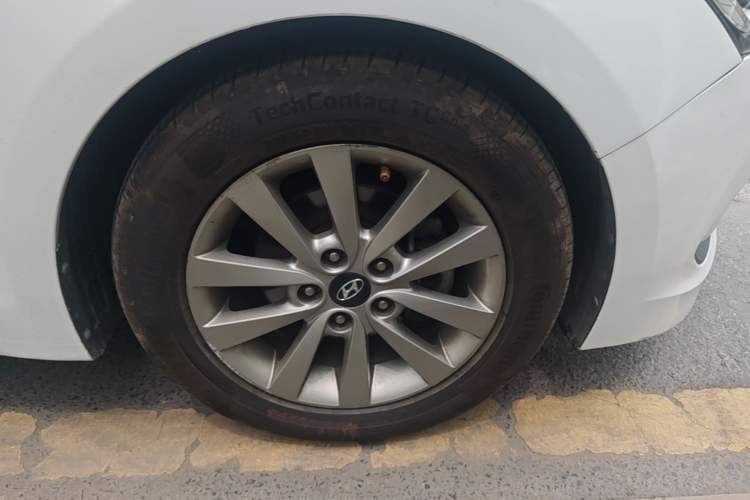 Used Hyundai Mistra 2014 1.8L Automatic Smart GLS Right Front Wheel Hub