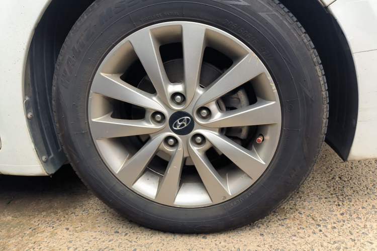 Used Hyundai Mistra 2014 1.8L Automatic Smart GLS Right Front Wheel Hub