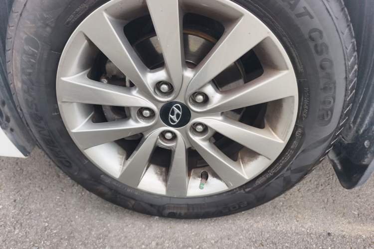 Used Hyundai Mistra 2014 1.8L Automatic Smart GLS Right Front Wheel Hub