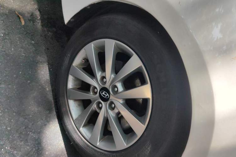 Used Hyundai Mistra 2014 1.8L Automatic Smart GLS Right Front Wheel Hub