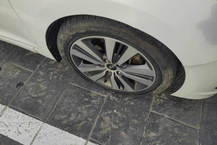 Used Hyundai Mistra 2014 1.8L Automatic Deluxe DLX Model Right Front Wheel Hub