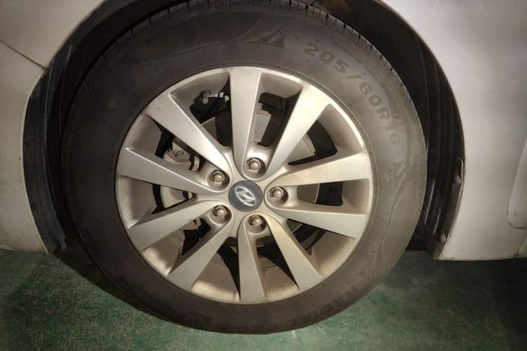 Used Hyundai Mistra 2014 1.8L Automatic Smart GLS Right Front Wheel Hub