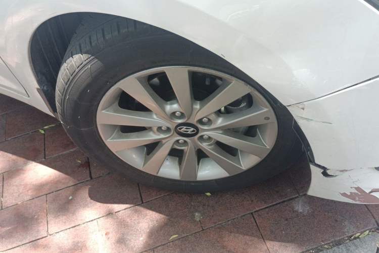 Used Hyundai Mistra 2014 1.8L Automatic Smart GLS Right Front Wheel Hub