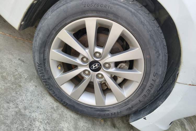 Used Hyundai Mistra 2014 1.8L Automatic Smart GLS Right Front Wheel Hub