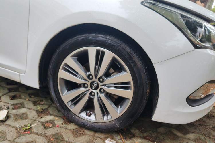 Used Hyundai Mistra 2014 1.8L Automatic Deluxe DLX Model Right Front Wheel Hub
