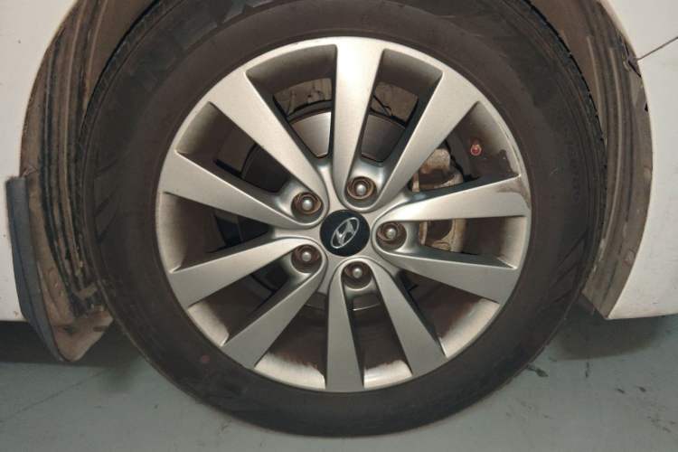 Used Hyundai Mistra 2014 1.8L Automatic Smart GLS Right Front Wheel Hub